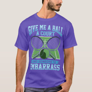 Tennis geeft me een bal voor een rechtbank en iema t-shirt
