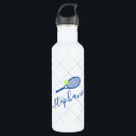 Tennis Gepersonaliseerde Blauwe Naam van het Manus Waterfles<br><div class="desc">Royal navy blue en white personalized roestvrij stalen waterflesje met een tennisracket monogram in een elegant en schattig calligrafiescript font met een subtiele netto patroonachtergrond.</div>