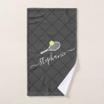 Tennis Gepersonaliseerde Elegant Script Name Handdoek<br><div class="desc">Grijze,  gepersonaliseerde keuken voor tennisontwerpen met een monogram,  een naam of een aangepaste tekst bevat een eenvoudig,  modern en elegant calligrafielettertype met een tennisracket- en tennisbalpictogram en een gevlekte netpatroonachtergrond.</div>