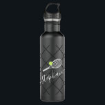 Tennis Gepersonaliseerde Elegant Script Name Waterfles<br><div class="desc">Zwart-wit gepersonaliseerd zwart roestvrij stalen waterflesje met een tennisracketmonogram in een elegant en schattig lettertype met een subtiele netpatroonachtergrond.</div>