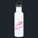 Tennis Gepersonaliseerde naam Roze Waterfles<br><div class="desc">Roze en witte gepersonaliseerde zwarte roestvrijstalen waterfles met een tennisracketmonogram in een elegante en schattige lettersoort met een subtiele netto-patroonachtergrond.</div>