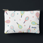 Tennis Gift Gepersonaliseerde Naam Roze Blauw Cust Etui<br><div class="desc">Deze tennistas kan worden gepersonaliseerd met de naam van uw keuze. Gedrukt met een geïllustreerd tennisontwerp,  in greens,  roze en blauw,  maakt deze unieke aangepaste tas een prachtig geschenk voor de tennisser in je leven.</div>