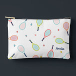 Tennis Gift Gepersonaliseerde Naam Roze Blauw Cust Etui<br><div class="desc">Deze tennistas kan worden gepersonaliseerd met de naam van uw keuze. Gedrukt met een geïllustreerd tennisontwerp,  in greens,  roze en blauw,  maakt deze unieke aangepaste tas een prachtig geschenk voor de tennisser in je leven.</div>