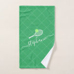 Tennis Green Persoonlijke naamsport Handdoek<br><div class="desc">De groene en neongeel-groene gepersonaliseerde keuken van het tennisontwerp met een monogram,  een naam,  of een douanetekst kenmerkt een eenvoudig elegant vrouwelijk calligrafiedoopvont met een tennisracket en een tennisballpictogram en het netto achtergrondpatroon van de hof.</div>