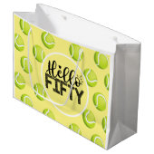Tennis Happy 50th Birthday met bal op geel Groot Cadeauzakje (Voorkant Gekanteld)