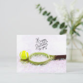 Tennis Happy Birthday met bal en racket Briefkaart (Staand voorkant)