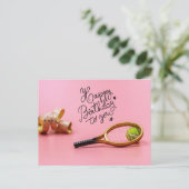 Tennis Happy Birthday met bal en racket roze P Briefkaart (Staand voorkant)