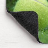 Tennis Happy Birthday met bal op groen gras Muismat (Hoek)