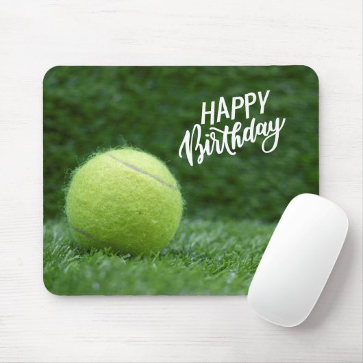 Tennis Happy Birthday met bal op groen gras Muismat (Met muis)