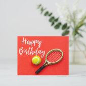 Tennis Happy Birthday met racket en bal op rood Briefkaart (Staand voorkant)