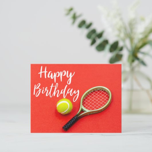 Tennis Happy Birthday met racket en bal op rood Briefkaart (Staand voorkant)