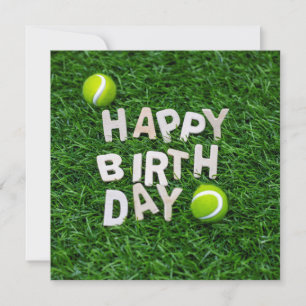 Tennis Happy Birthday met Tennis bal op groen Kaart