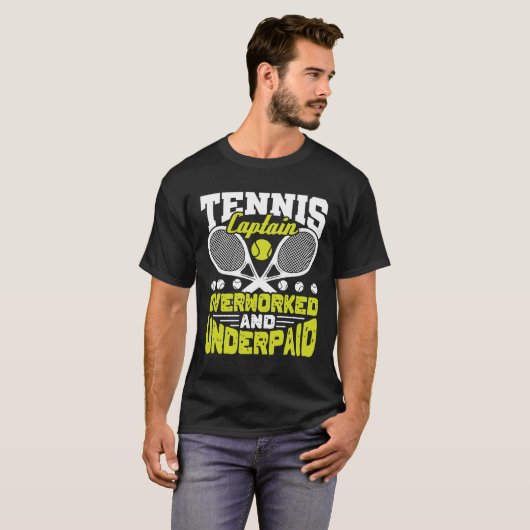 Tennis Kapitein Overwerkte en onderbetaald T-shirt (Voorkant volledig)
