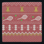 Tennis-kerstfeestzater met geventileerde patroonro stenen onderzetter<br><div class="desc">Warm en lui ontwerp voor winterdagen en nachten,  met klassieke gekke,  lelijke kersttrui met tennisrackets en groene tennisballen,  gordels,  vuurbomen en sneeuwvlokken. Minimalistisch Xmas sweater patroonfestief ontwerp in lichtblauw en wit voor tennisspelers. Tennis kerstpatroontrui. Tennis Xmas-ontwerp. Scandi tennis kerstcadeaus. Scandinavische kerstpatronen voor tennis. Tennis-kerstcadeaus</div>