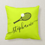 Tennis Kussen<br><div class="desc">Thennis-themakussens met een tennisracket- en ballonmonogram, voorzien van een elegante scriptnaam op een felgele, groene en zwarte achtergrond die kan worden bewerkt aan elke kleur, perfect voor de tennisspeler, trainer, instructeur, kampadviseur of nieuw teamlid om hun belangrijke reisdocumenten te beschermen tijdens vakantie of toernooi. De rug is omgekeerde kleuren met...</div>