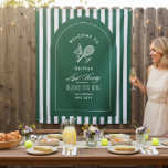Tennis Laatste Swing Voor de Ring Bachelorette Wandkleed<br><div class="desc">Versier je vrijgezellenweekend in sportieve stijl met deze chic tennis-thema wandkleed. Met een groene illustratie van een cocktail en racket en de speelse uitdrukking “Last Swing Before The Ring.” Perfect als fotobackdrop,  hotelkamer muur banner,  welkomstdecoratie of meisjesreis suite decoratie.</div>