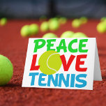 Tennis Love Feestdagen Kaart<br><div class="desc">Ik hou ervan tennis te spelen. Een leuk kerstcadeau voor tennisspeler met een geel tennisbal als de O in Love. Vrede en tenis geschreven in blauw en groen.</div>