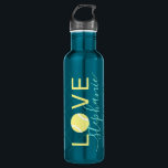 Tennis Love Persoonlijk Blauwgroen en Geel Waterfles<br><div class="desc">Blauwgroen Blue Green en Yellow gepersonaliseerde roestvrijstalen waterfles met een "LOVE"-naam monogram gebruikt een elegant en schattig calligrafiescriptlettertype en heeft een subtiele netto-patroonachtergrond voor een unieke blauwgroen toon op toonvormig kunstontwerp met een tennisbal als "O" in Love.</div>