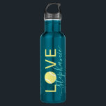Tennis Love Persoonlijk Blauwgroen en Geel Waterfles<br><div class="desc">Blauwgroen Blue Green en Yellow gepersonaliseerde roestvrijstalen waterfles met een "LOVE"-naam monogram gebruikt een elegant en schattig calligrafiescriptlettertype en heeft een subtiele netto-patroonachtergrond voor een unieke blauwgroen toon op toonvormig kunstontwerp met een tennisbal als "O" in Love.</div>