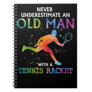 Tennis Lover onderschat nooit een oud Man met een Notitieboek