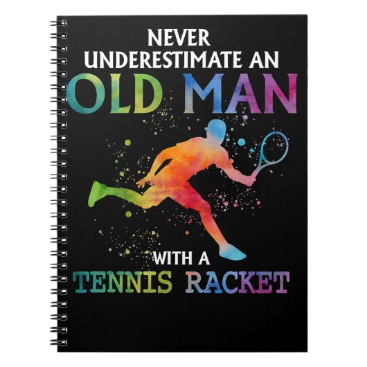 Tennis Lover onderschat nooit een oud Man met een Notitieboek (Voorkant)