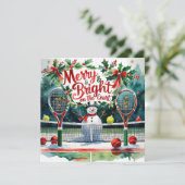 Tennis met kerst met sneeuwman op het veld feestdagenkaart (Staand voorkant)