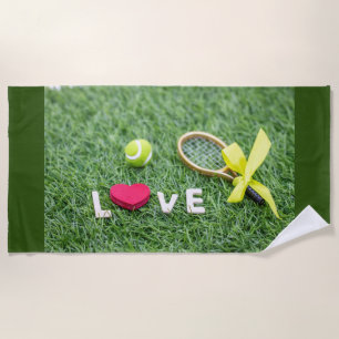 Tennis met liefdestennisbal en racket op groen strandlaken