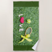 Tennis met liefdestennisbal en racket op groen strandlaken (Voorkant)
