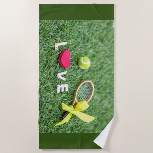 Tennis met liefdestennisbal en racket op groen strandlaken (Voorkant)