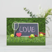 Tennis met LOVE op groen gras Feestdagenkaart (Staand voorkant)