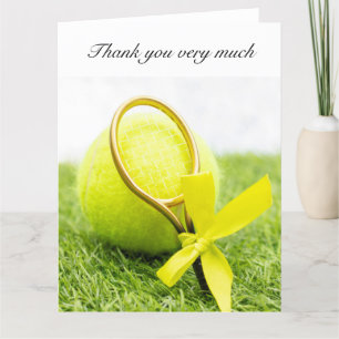 Tennis met racket en ballen op groen gras bedankkaart