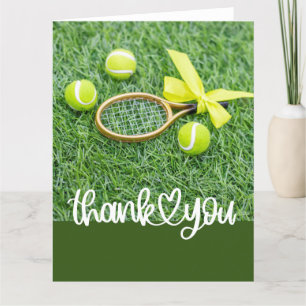Tennis met racket en ballen op groen gras bedankkaart