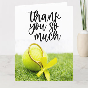Tennis met racket en ballen op groen gras bedankkaart
