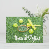 Tennis met racket en ballen op groen gras bedankkaart (Staand voorkant)