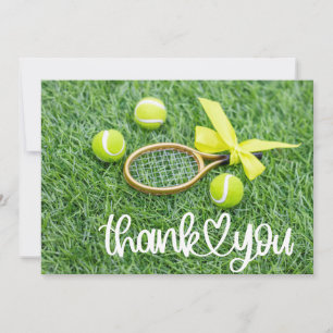 Tennis met racket en ballen op groen gras bedankkaart