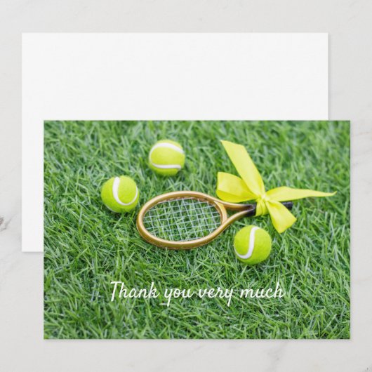 Tennis met racket en ballen op groen gras bedankkaart (Voorkant / Achterkant)