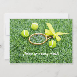 Tennis met racket en ballen op groen gras bedankkaart