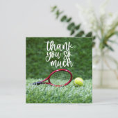 Tennis met racket en ballen op groen gras bedankkaart (Staand voorkant)
