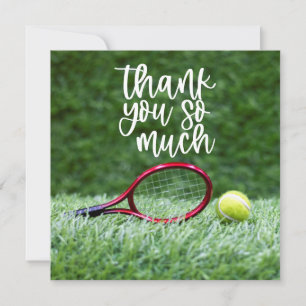 Tennis met racket en ballen op groen gras bedankkaart