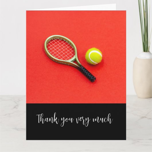 Tennis met racket en ballen op rood voor speler bedankkaart (Voorkant)