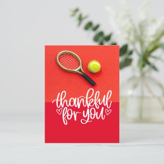 Tennis met racket en ballen op rood voor speler briefkaart (Staand voorkant)