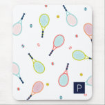 Tennis Pattern Sports Gepersonaliseerd Monogram Muismat<br><div class="desc">Dit leuke,  levendige muispad met een tennisracquet en een kogelpatroon in blues,  groenen,  koralen en knuppels is perfect voor de tennisspeler,  coach of fan in je leven.</div>