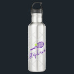 Tennis Persoonlijke naam Paars Waterfles<br><div class="desc">Paars en zilverroestvrij stalen gepersonaliseerde zwarte roestvrijstalen waterfles met een tennisracketmonogram in een elegant en schattig lettertype met een subtiele netpatroonachtergrond.</div>