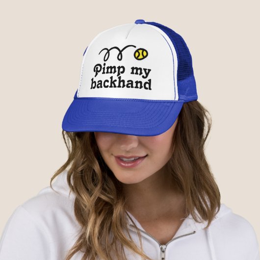 Tennis pet met grappige slogan en stuiterende bal (In situ)