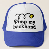 Tennis pet met grappige slogan en stuiterende bal (Voorkant)