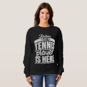 Tennis Player Is Here  Sports Expert Coach Graphic Trui (Voorkant volledig)