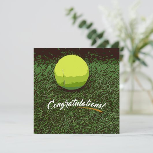 Tennis racket and ball on green felicitations (Staand voorkant)