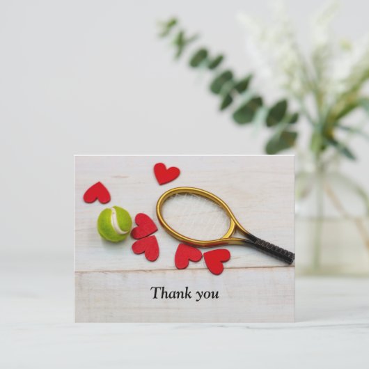 Tennis racket en bal met liefde rood hart briefkaart (Staand voorkant)