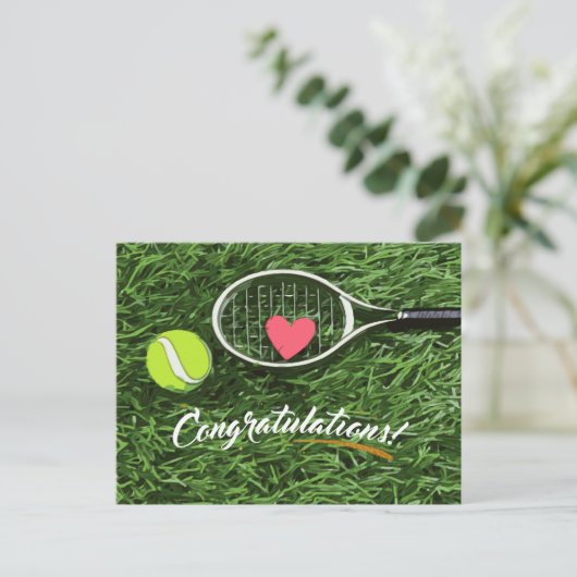 Tennis racket en bal met liefdesfelicitaties briefkaart (Staand voorkant)