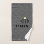 Tennis Racket gepersonaliseerde grijze sport Handdoek<br><div class="desc">Grijze en zwarte,  gepersonaliseerde keuken- en sportdoekjes voor tennisontwerpen met een vette en sportieve masculine monogram,  naam,  of aangepaste tekst en tennisracket- en -ballpictogram met een gevlekte netpatroonachtergrond.</div>